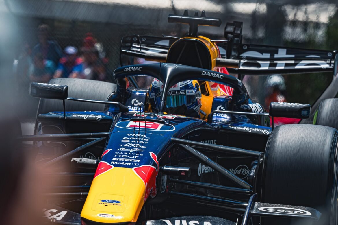 Sainz aponta cláusula no contrato de Verstappen relacionada a obrigações de patrocinadores.