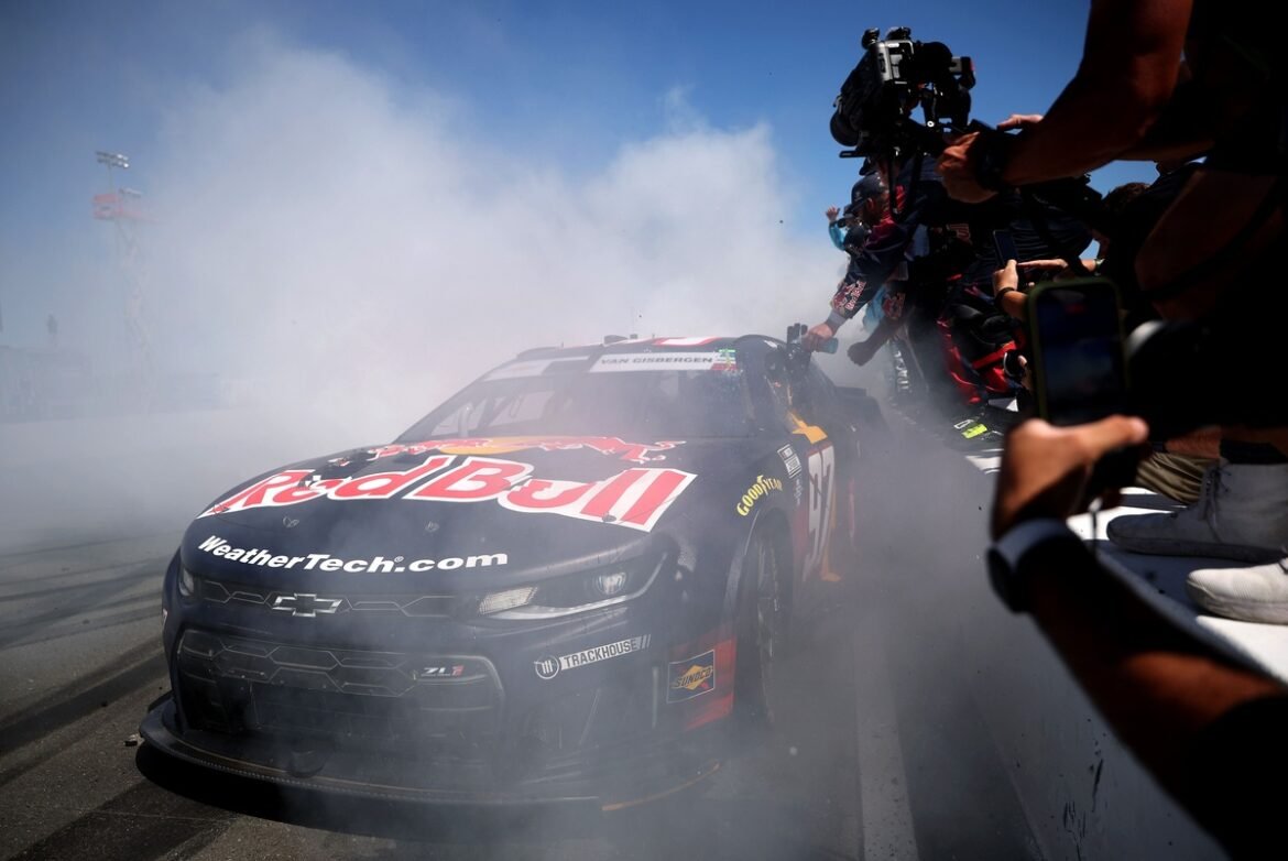 Shane van Gisbergen conquista a corrida da NASCAR Cup em Sonoma, enquanto Denny Hamlin assume a liderança no campeonato.