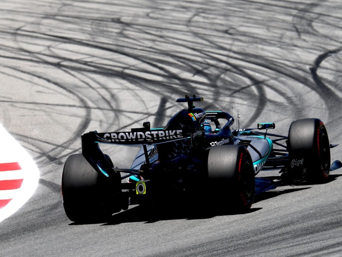Site confirma a permanência de Russell na Mercedes até 2027.