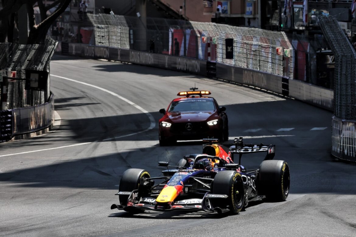 Verstappen esclarece erro na largada em Mônaco e revela que "rezava" para que o evitassem.
