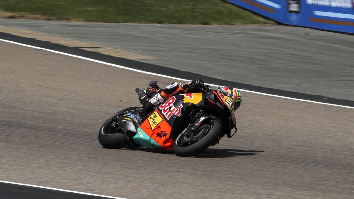 A "passeio de domingo" de Brad Binder termina em "maior queda de todos os tempos" no MotoGP de Sachsenring.