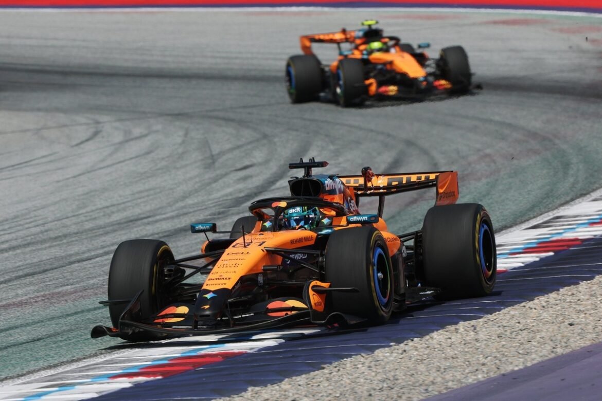 Adele experimenta simulador de F1 da McLaren em visita aos bastidores da sede.