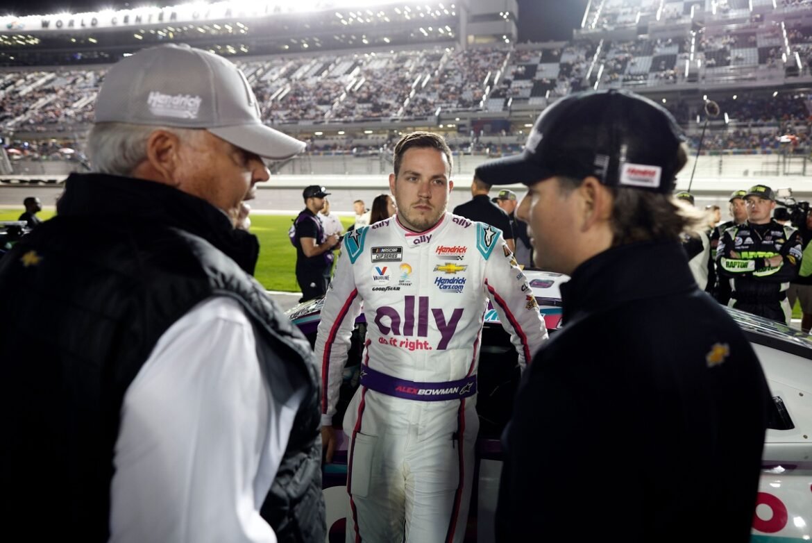 Alex Bowman vai se aposentar das corridas em tempo integral da NASCAR após a temporada de 2027.