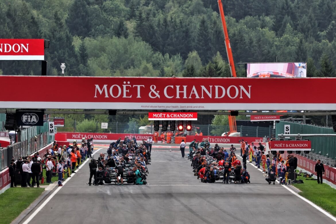 Antonelli conquista a vitória no GP da Bélgica após confronto com Leclerc; Bortoleto finaliza em oitavo lugar.