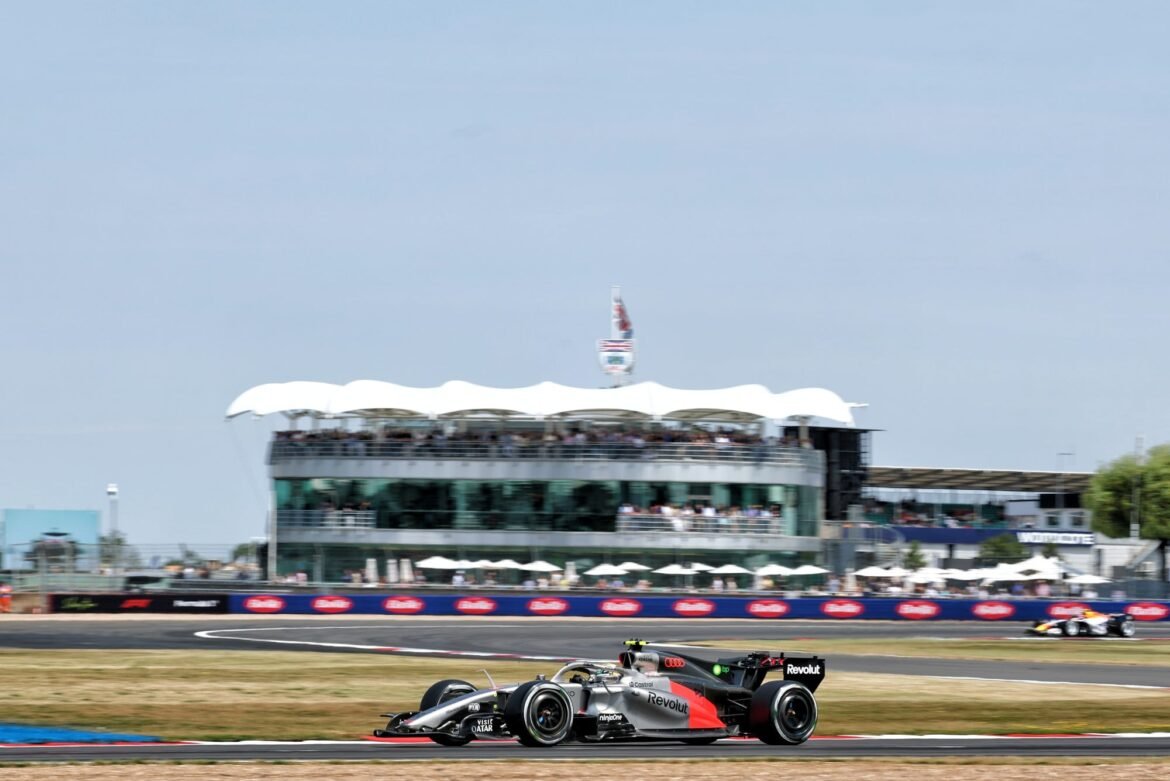 Bortoleto comete erro na volta final da classificação e inicia a corrida em 11º no GP da Inglaterra.