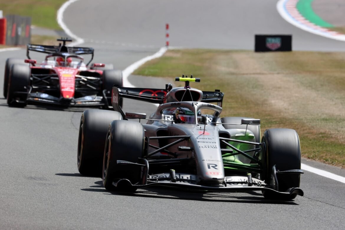 Bortoleto conquista posição na corrida sprint após penalização de Hülkenberg em Silverstone.