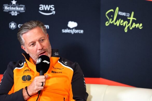 Brown esclarece o atraso da McLaren em relação ao motor Mercedes.