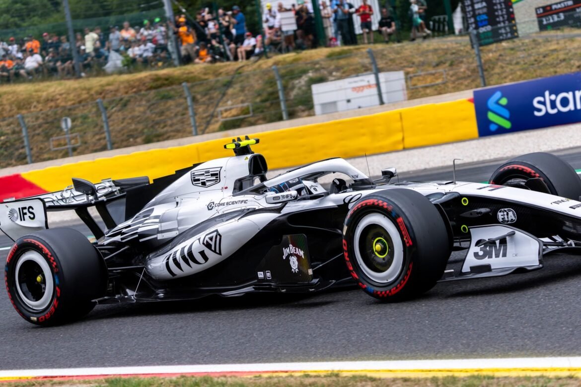 Cadillac procura chances, mesmo começando na última posição do grid.