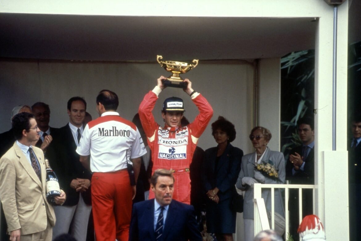 Capacete de Senna de 1992 é arrematado em leilão por R$ 3,4 milhões.