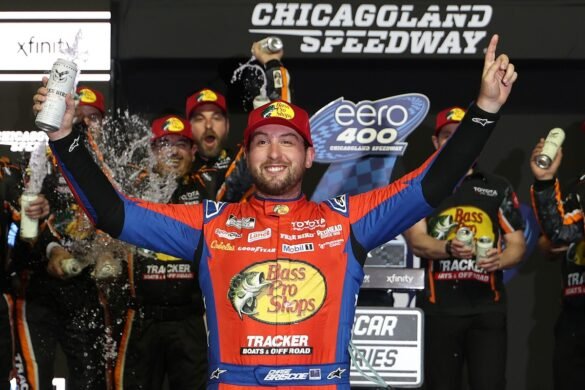 Chase Briscoe conquista a corrida da Copa NASCAR em Chicagoland com um 1-2-3 da JGR.