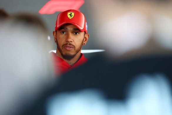 David Croft critica Lewis Hamilton por "erros descuidados" e penalidades caras na F1.