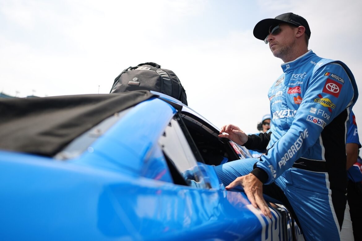 Denny Hamlin vence Larson na pole por 0,001s