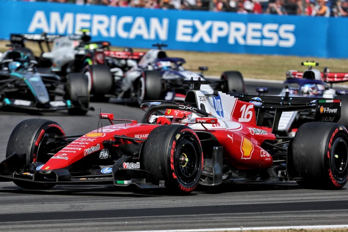 Ex-pilotos defendem a Ferrari por priorizar Hamilton na disputa pelo campeonato.
