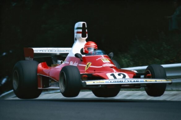 Ferrari 312T de Niki Lauda, campeão, volta à Áustria com o filho ao volante.