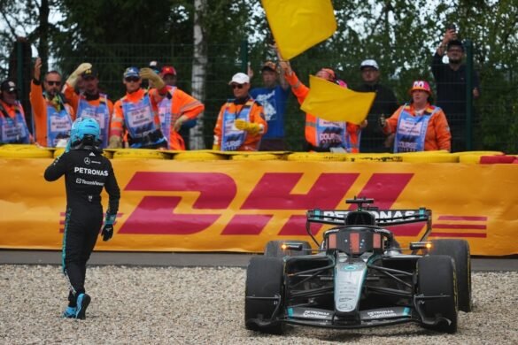 George Russell se retira do GP da Bélgica de F1 após colisão com Lewis Hamilton.