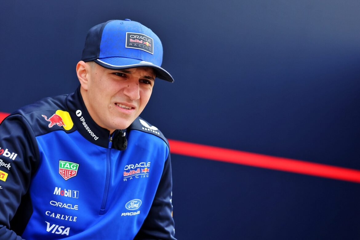 Hadjar reconhece frustração com P8, mas elogia a performance da Red Bull na Inglaterra.
