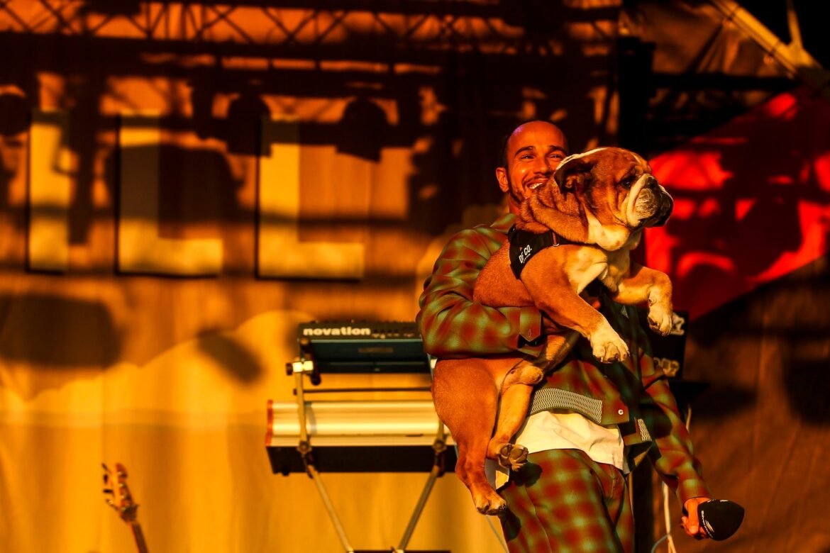 Hamilton confessa que sente saudades de Roscoe e Coco "todos os dias"