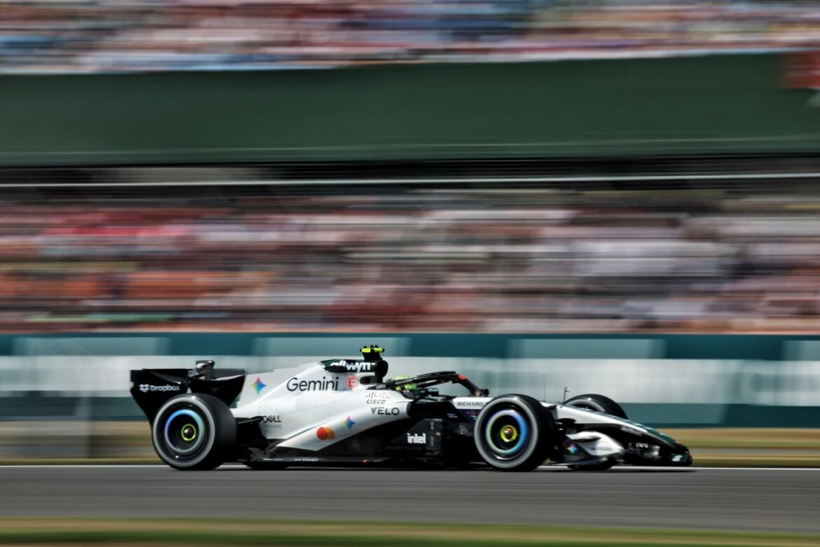 Hamilton conquista a pole e fortalece a supremacia britânica na Sprint.