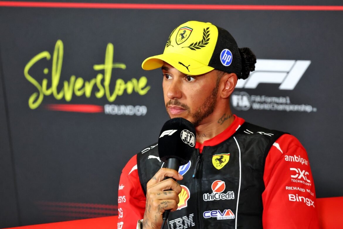 Hamilton critica a superabundância de software nos veículos da categoria no Brasil.