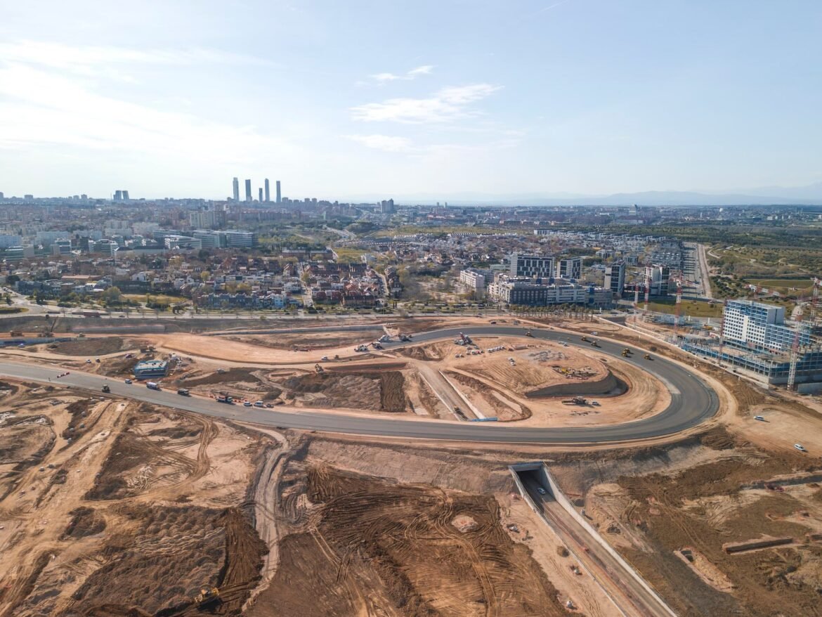 Hamilton e Leclerc inauguram novo traçado do GP da Espanha.