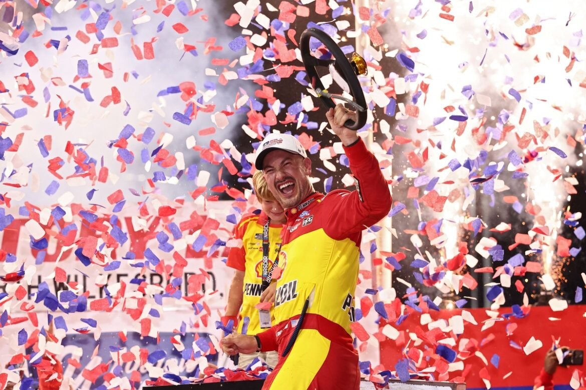 Joey Logano conquista uma vitória convincente na Copa NASCAR em North Wilkesboro
