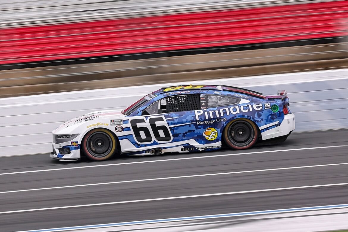 Josh Bilicki e a equipe No. 66 se retiram da corrida da NASCAR Cup em Chicagoland