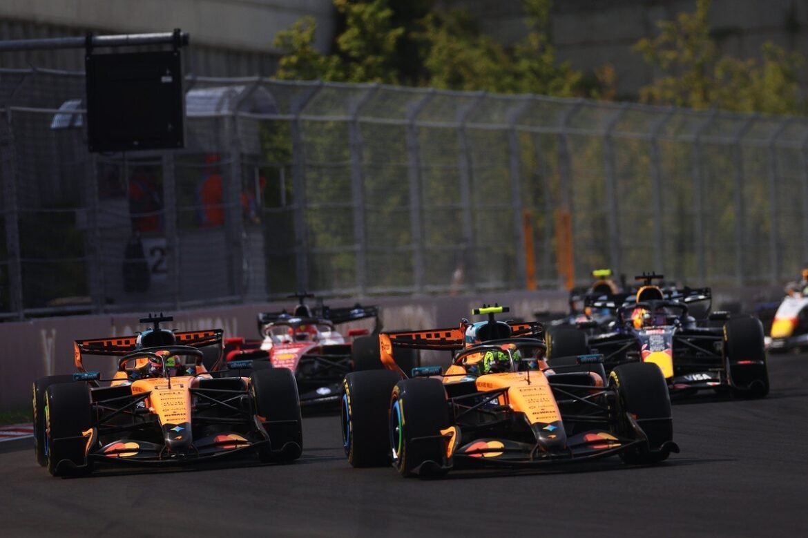 Lando Norris conquista sua primeira vitória em 2026 enquanto Oscar Piastri, frustrado, abandona a corrida.