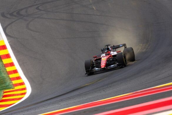 Leclerc afirma que disputa com Piastri foi "bastante acirrada" na Bélgica.