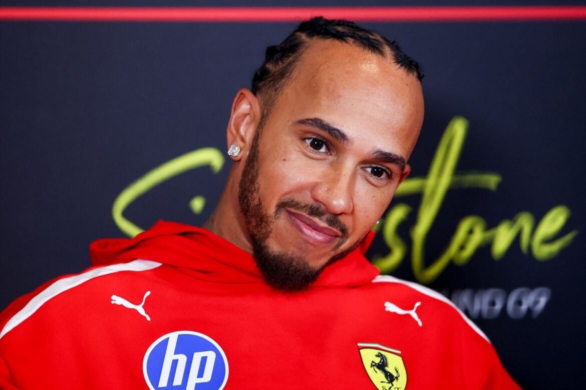 Lewis Hamilton compartilha experiência "profunda" em corrida no carro de F1 de três lugares com seu irmão Nicolas em Fiorano.