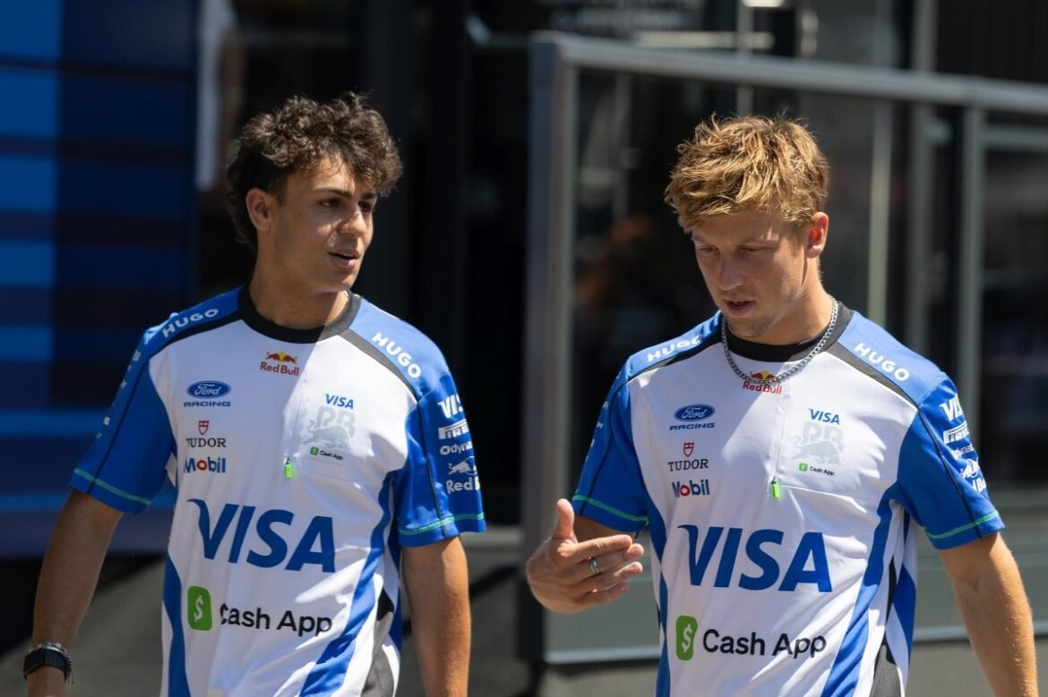 Liam Lawson e Arvid Lindblad surpreendem fãs em voo da easyJet após GP da Bélgica