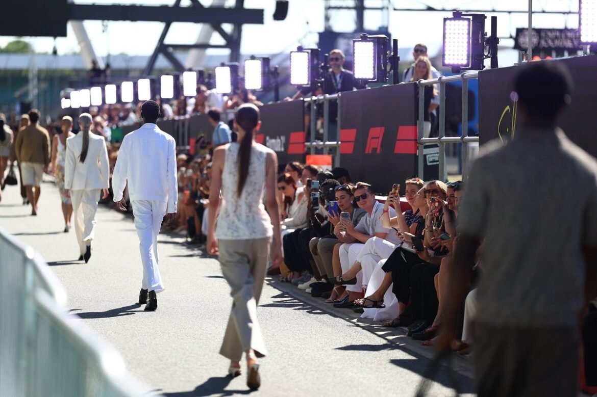 M&S transforma o pitlane de Silverstone em passarela para o primeiro desfile de moda antes do GP da Grã-Bretanha de F1.