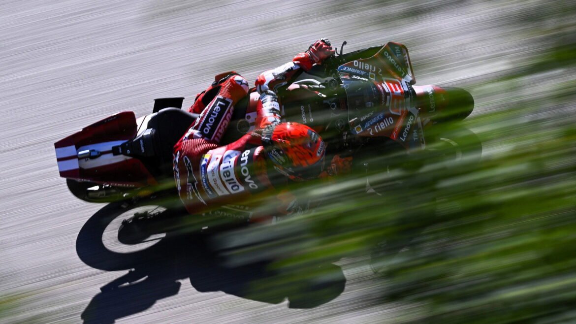 Marc Márquez conquista a pole position no MotoGP da Alemanha, enquanto Marco Bezzecchi sofre um grave acidente.