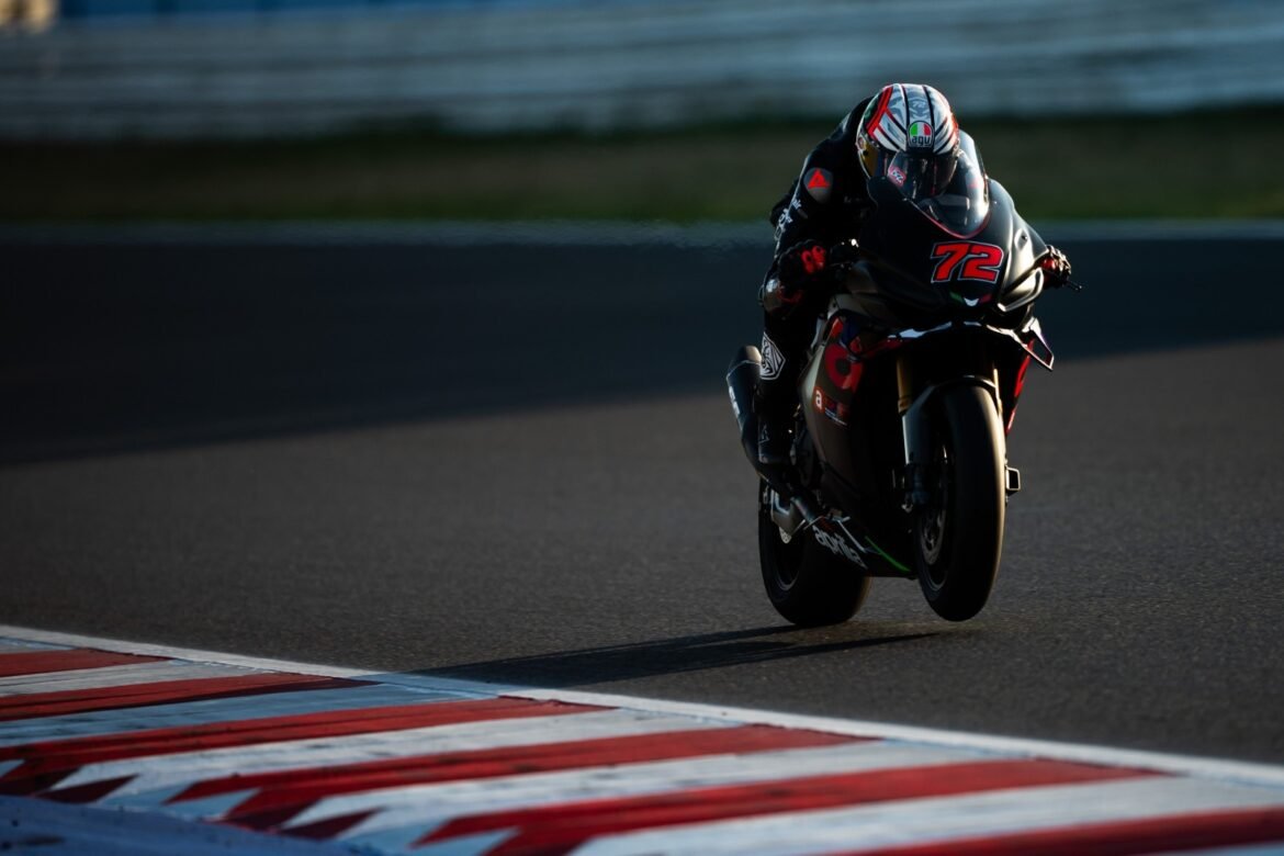 Marco Bezzecchi volta à ação em Misano pilotando uma Aprilia de série.