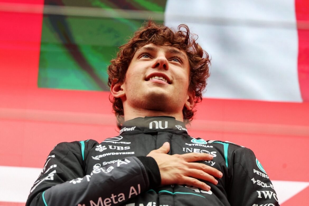 Mensagem na garrafa de champanhe de Kimi Antonelli recebe elogios após vitória no GP da Bélgica de F1.