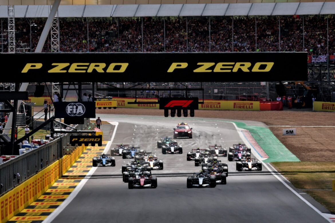 Mercedes considera a corrida "cheia de emoções" no GP da Inglaterra.