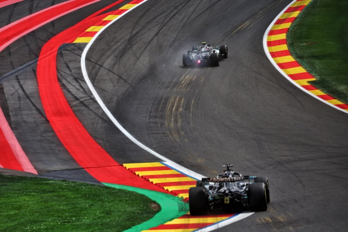 Mercedes domina simulações, mas concorrentes pressionam em Spa.