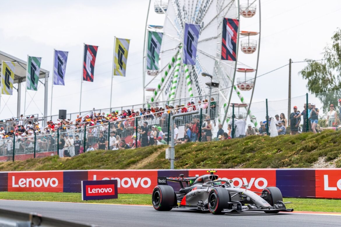 Mercedes reafirma seu favoritismo com Antonelli no TL3; Hamilton sofre acidente e Audi se destaca.