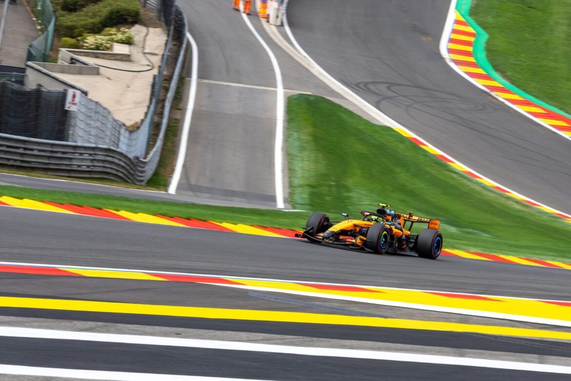 Norris demonstra entusiasmo, mas se mostra cauteloso em relação à atualização da McLaren.