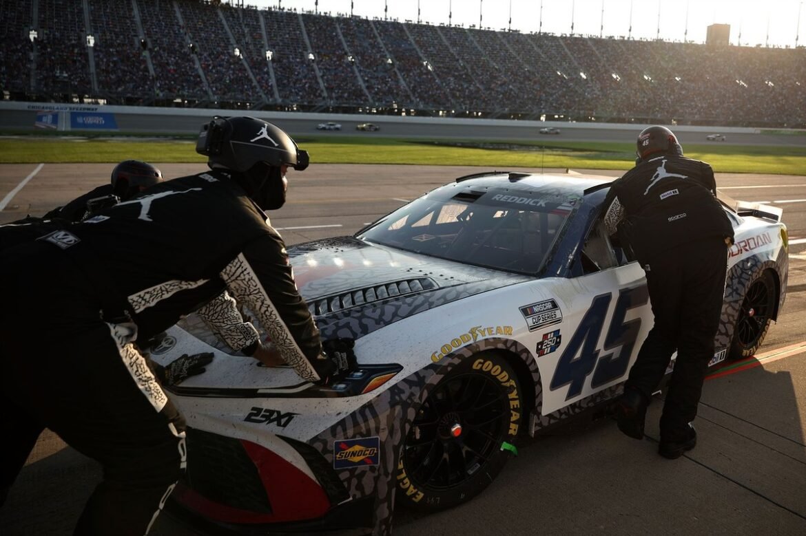 O que passou pelo nariz do carro de Tyler Reddick em Chicagoland?