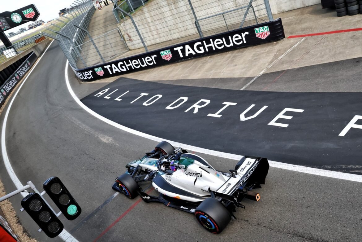 Piastri comenta sobre a largada em Silverstone que se transforma em uma "corrida multiclasse".