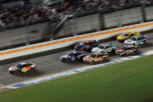 Por que menos potência é, na verdade, melhor para a NASCAR em superspeedways.