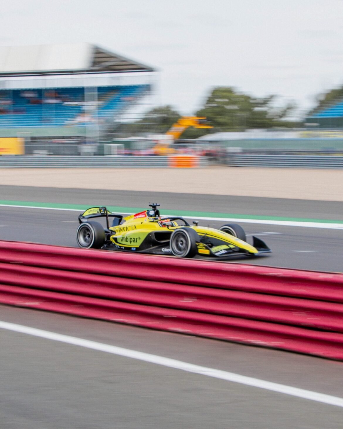 Rafael Câmara alcança o top-5 em Silverstone e permanece entre os líderes da F2