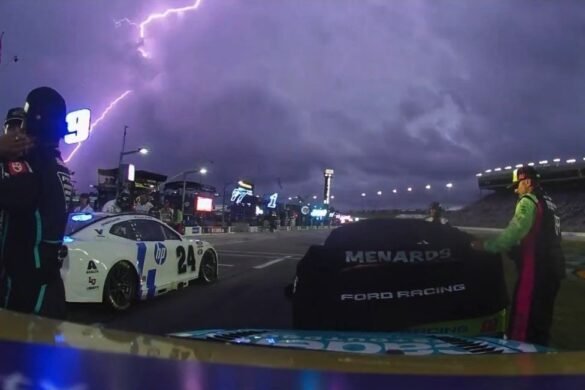Relâmpago e chuva interrompem corrida da NASCAR Cup em Atlanta pouco antes da metade.