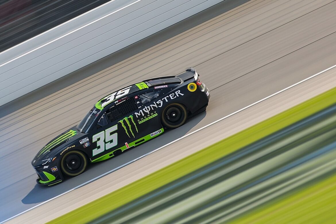 Riley Herbst domina os treinos da Cup na volta da NASCAR ao Chicagoland.