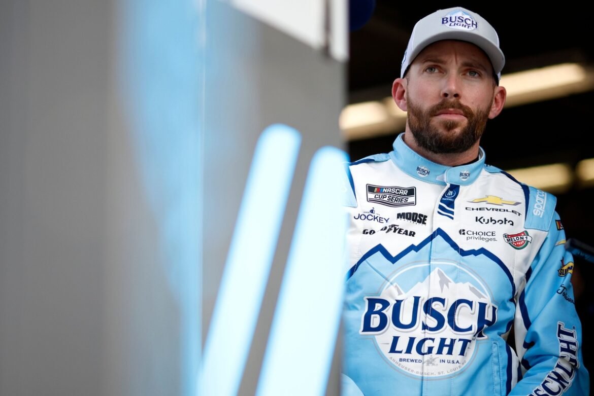 Ross Chastain deve cumprir penalidade durante a corrida após três falhas de inspeção.
