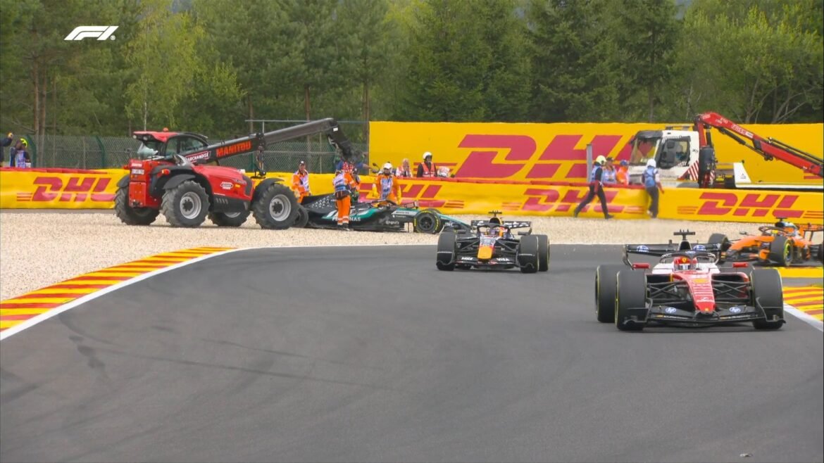 Russell chama o safety car após perder o controle e ficar preso na caixa de brita na largada na Bélgica.