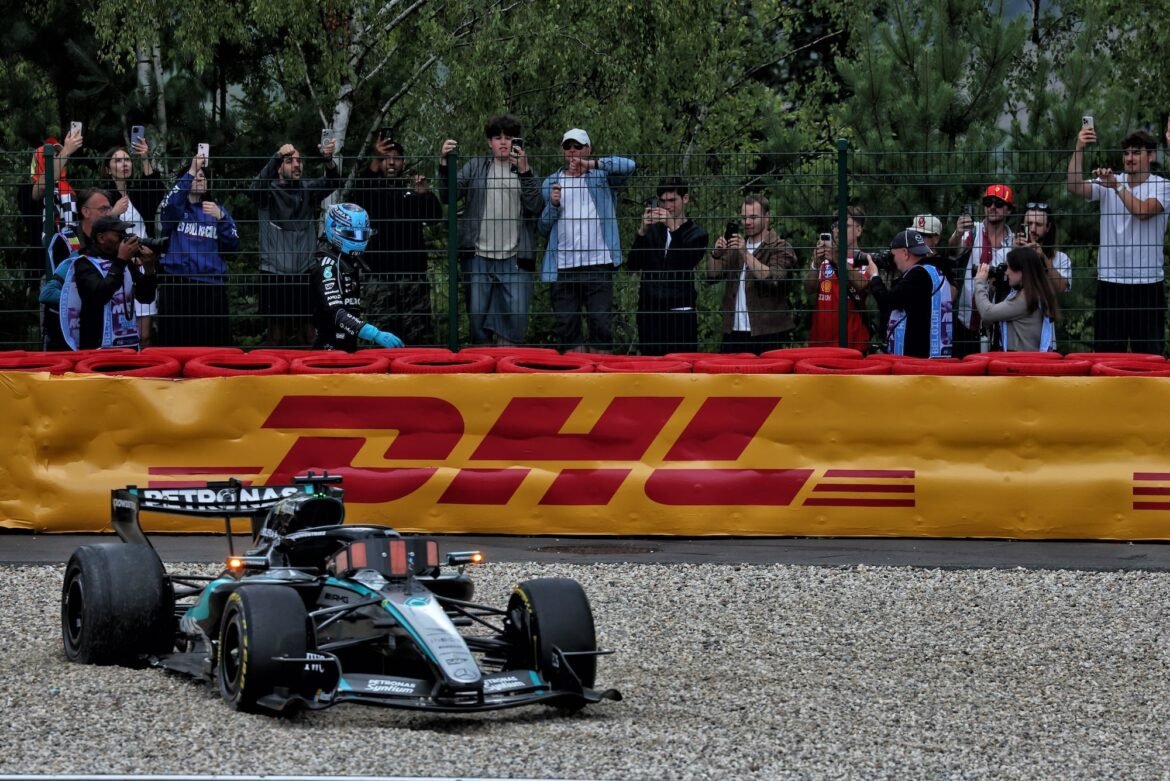 Russell enfrenta dificuldades na corrida pelo título após uma série de erros.