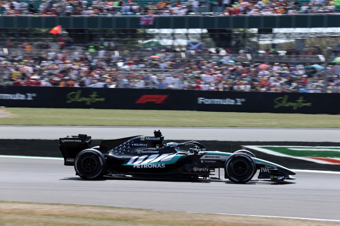Russell nota falta de ritmo e expressa surpresa com a Ferrari na classificação da Sprint.