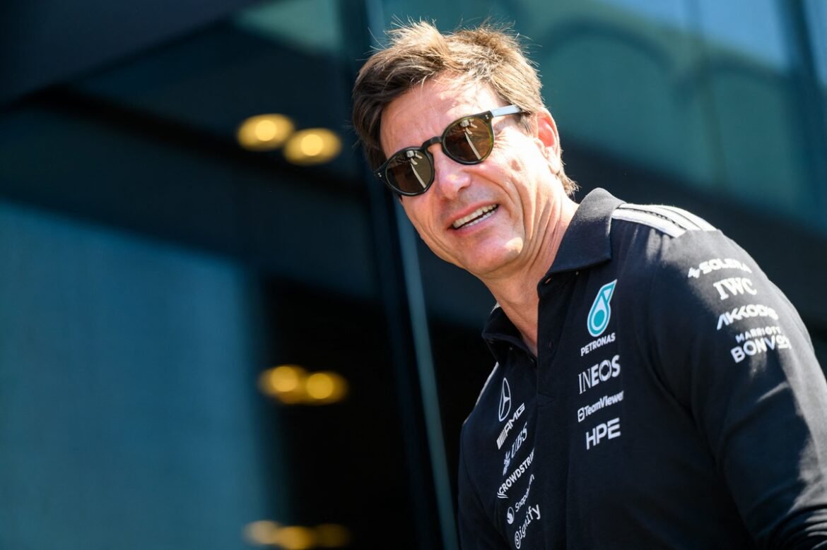 Toto Wolff chama a atenção em Silverstone com raro Mercedes clássico avaliado em $3,5 milhões.