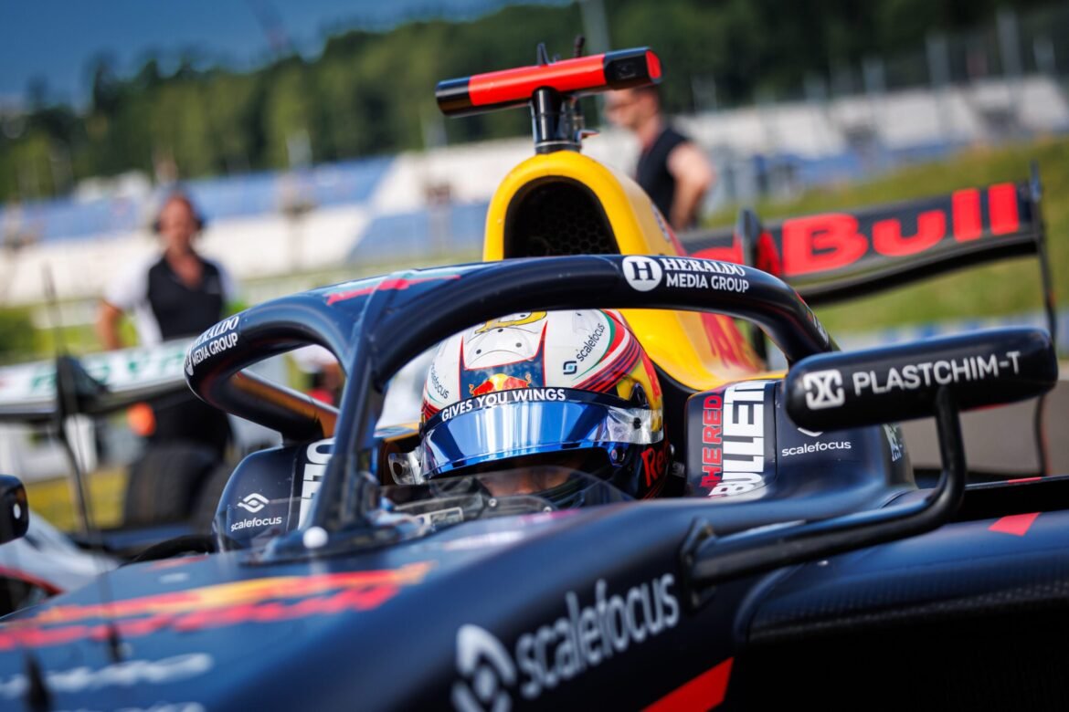Tsolov fica preso na grama ao tentar manobrar o carro do WEC de Verstappen.